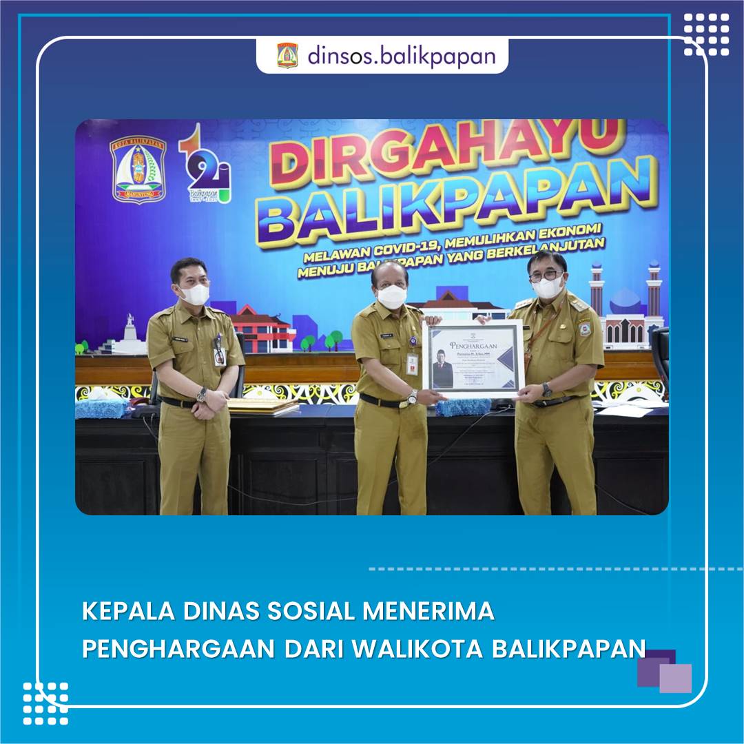 Kepala Dinas Sosial menerima penghargaan dari Walikota Balikpapan