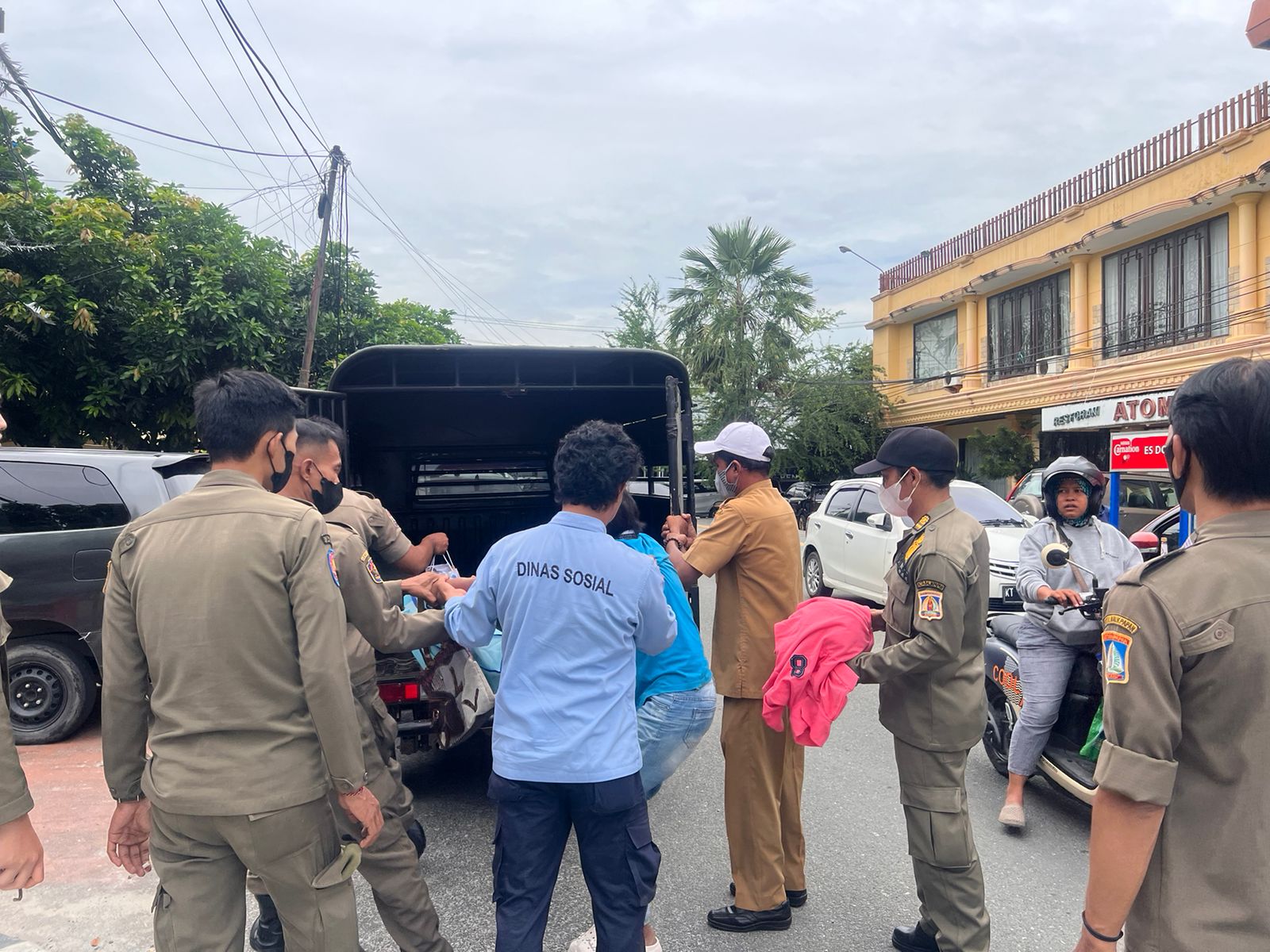 Penjemputan diduga Orang dengan Gangguan Jiwa dibelakang Kantor Polres bersama Satpol PP