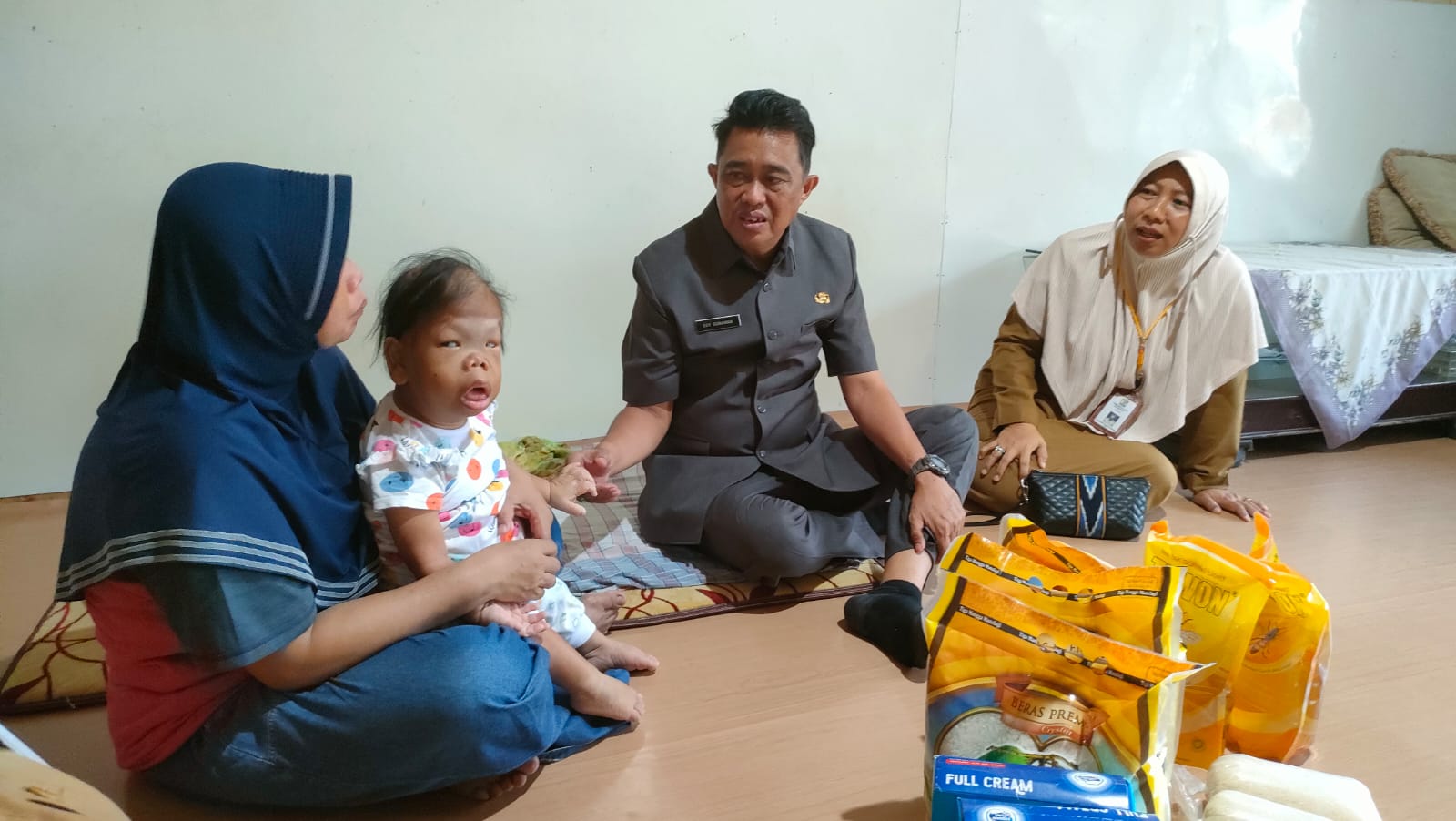 Dinas Sosial Salurkan Bantuan Kebutuhan Pokok Kepada Penyandang Disabilitas Berat